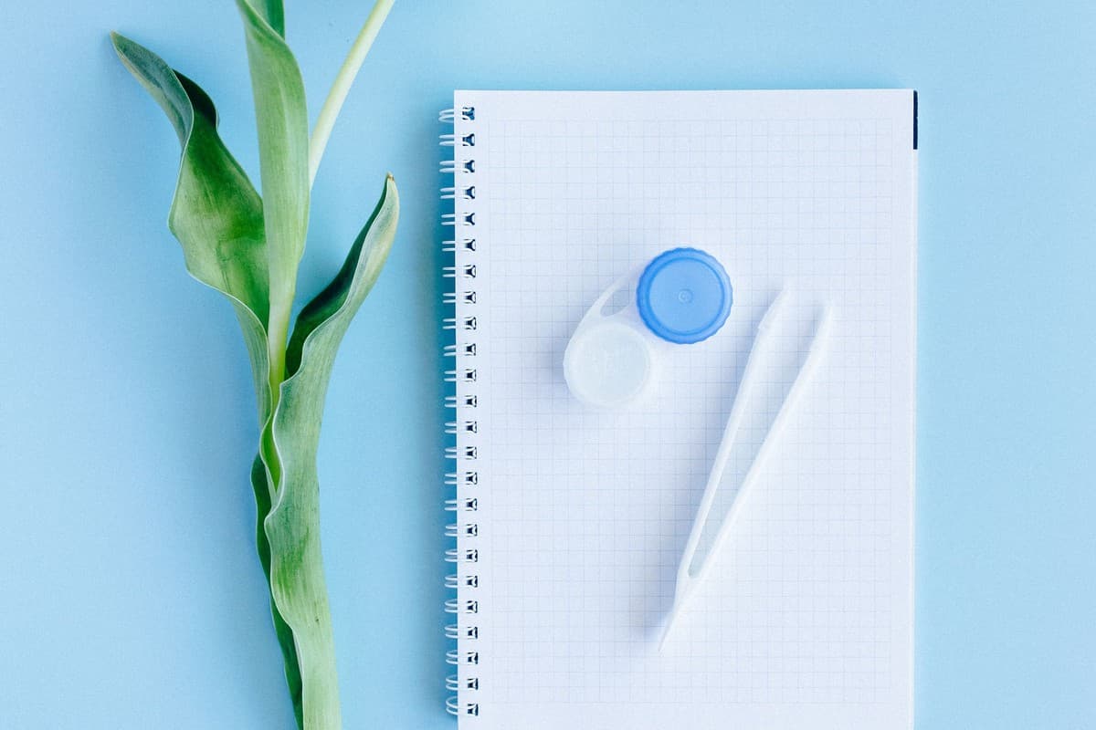 A contact lens storage case