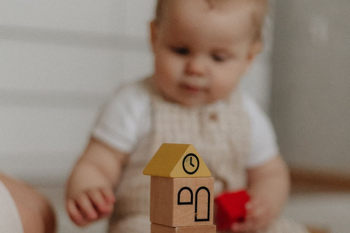 Oyuncaklarla oynayan bebek