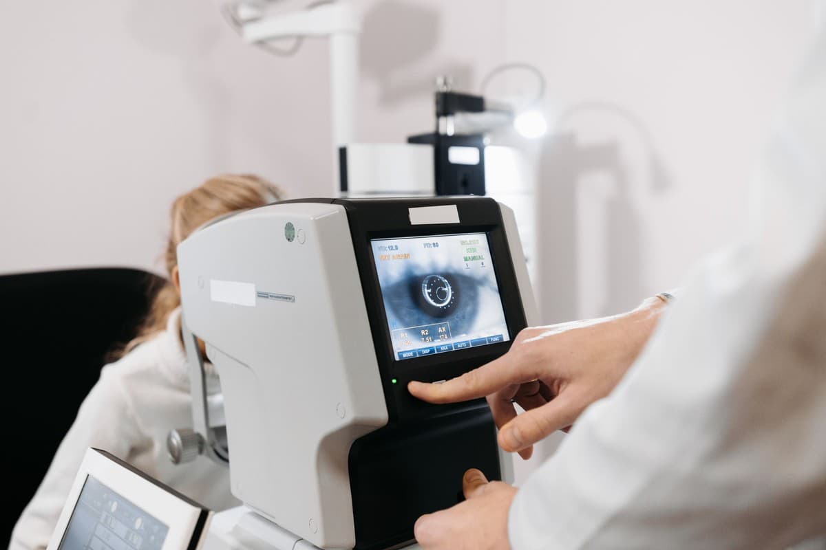 Retina değerlendirmesi için göz inceleme cihazı